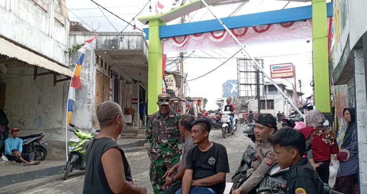 Bhabinkamtibmas Bersama Babinsa Polsek Pameungpeuk Sambang Warga Sukapura Mandalakasih