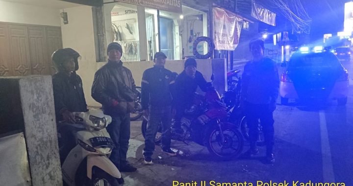 Bhabinkamtibmas bersama Unit Samapta Polsek Kadungora Polres Garut Sambang Desa Binaan.