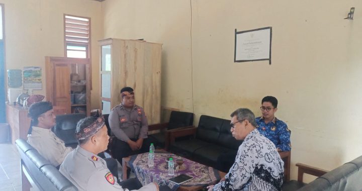 Kapolsek Cibalong Dan Anggota Anjangsana Ke SMPN 02 Cibalong Garut Dalam Cooling System Ciptakan Kamtibmas Tahapan Pemilukada Stabil