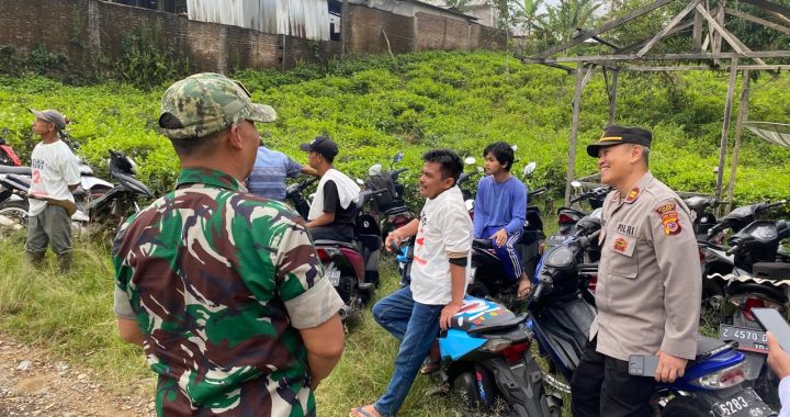 Bhabinkamtibmas Polsek Pamulihan  Polres Garut Polda Jabar Melaksanakan Kegiatan Sambang RW sebagai Implementasi Quick Wins Presisi Polri, Senin   (21 /10/2024)  Kegiatan sambang RW bertujuan untuk menjalin hubungan yang lebih baik antara polisi dan masyarakat. Dalam sambang tersebut berinteraksi langsung dengan warga  Desa pakenjeng kec  Pamulihan  untuk mendengarkan keluhan, masukan, serta membangun komunikasi yang lebih erat. Selain itu, juga, menyampaikan informasi terkait berbagai program pemerintah dan kegiatan yang dapat memberikan manfaat bagi warga. Ia memberikan sosialisasi tentang pentingnya menjaga kebersihan lingkungan, kesadaran berlalu lintas, serta upaya pencegahan kejahatan di lingkungan sekitar. Melalui kegiatan ini, diharapkan terjalin kerjasama yang baik antara polisi dan masyarakat dalam menjaga keamanan dan ketertiban di lingkungan sekitar.  Kapolres Garut AKBP M. Fajar Gemilang, S.I.K., M.H., M.I.Kmelalui Kapolsek Pamulihan , Iptu Dadi S.H mengapresiasi upaya dalam melaksanakan kegiatan sambang RW. Ia mengatakan bahwa kehadiran Bhabinkamtibmas di tengah masyarakat sangat penting untuk mewujudkan situasi yang aman dan