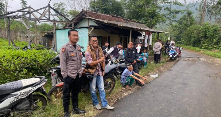 Unit Samapta Polsek Pamulihan  Membantu menyeberangkan Anak Sekolah Antisifasi terjadinya Laka Lantas.  Oktober  20  /09/2024