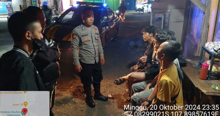 Anggota Samapta beserta Anggota Reskrim Polsek Kadungora Hadir di tengah Masyarakat memberikan Himbauan dan Pesan-pesan Kamtibmas.