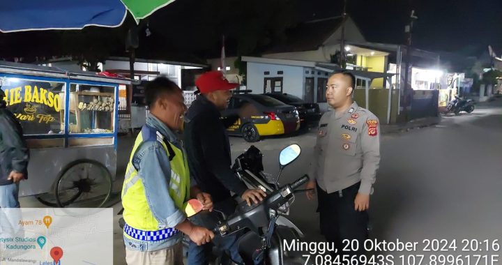 Unit Samapta Polsek Kadungora Polres Garut melaksanakan Patroli Dialogis Sampaikan Pesan-pesan Kamtibmas  Cegah terjadinya Gangguan Kamtibmas.