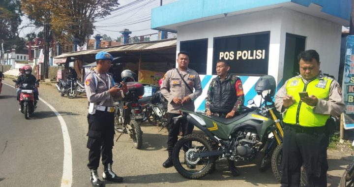 Hadir Ditengah Masyarakat Personil Polsek Cisurupan Melaksanakan Patroli Dialogis