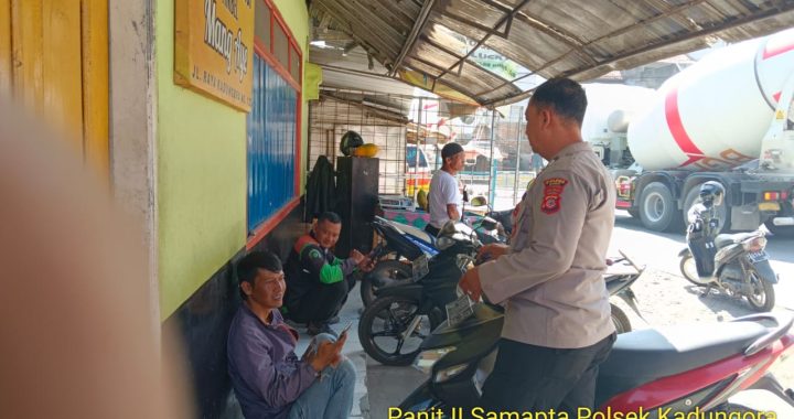 Unit Samapta Polsek Kadungora Polres Garut Polda Jabar melaksanakan Patroli Dialogis Ciptakan Situasi  Aman dan Kondusif.