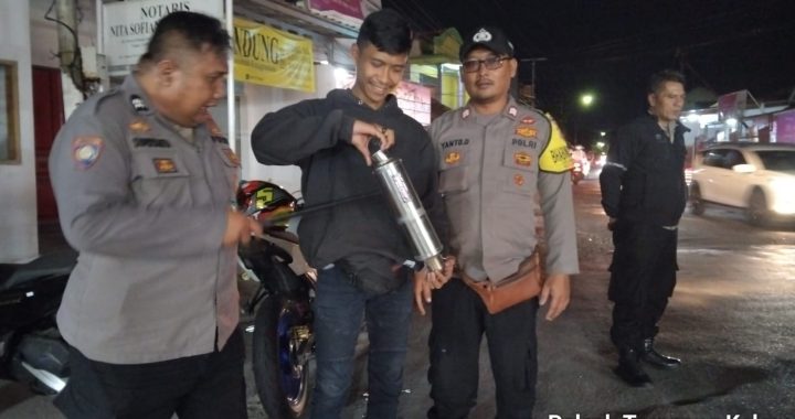 Personil Polsek Tarogong Kaler Rutin Gelar Razia KRYD Malam Minggu Cegah Tindak Kejahatan dan Knalpot Bising/Brong