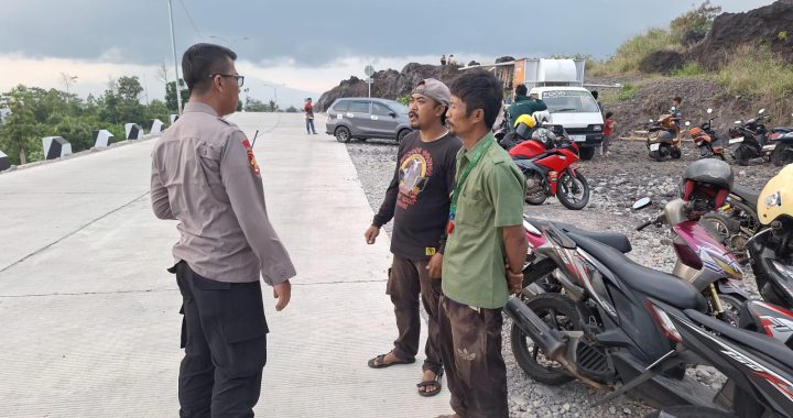 Patroli Dialogis dan Sambang Juru Parkir Personil Polsek Tarogong Kaler Berikan Himbauan Kamtibmas