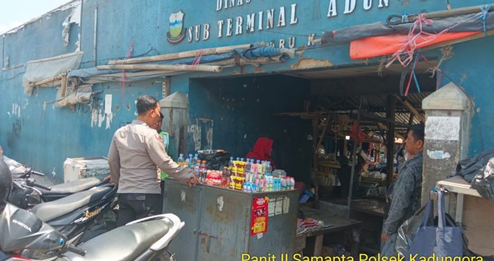 Unit Samapta Polsek Kadungora Polres Garut Hadir di tengah -tengah Masyarakat memberikan Rasa Aman dan Nyaman bagi Warga yang sedang melaksanakan Aktivitas.