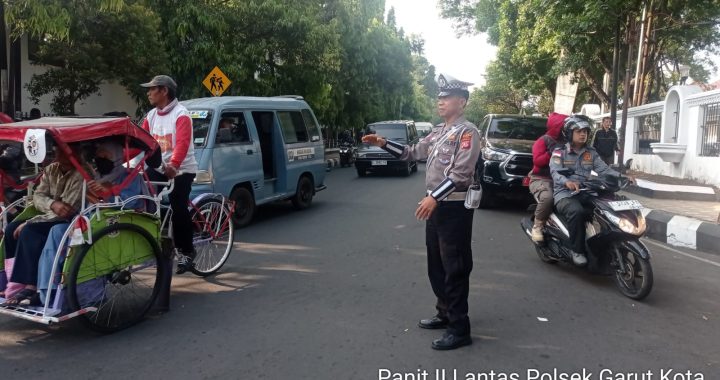 Aiptu Ajang Panit Lantas Polsek Garut Kota Lakukan Pelayanan Publik Gatur Lalin Padat Pagi