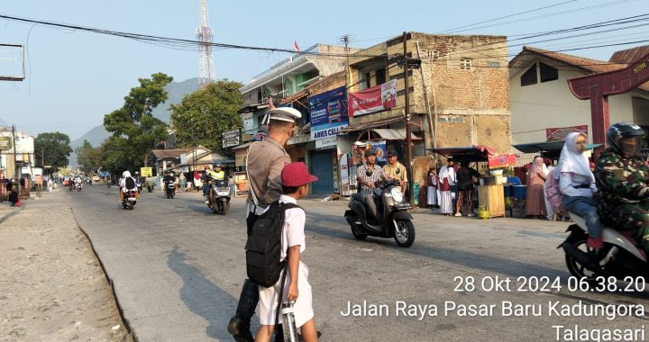 Personil Lantas Polsek Kadungora Polres Garut memberikan pelayanan Kepada Masyarakat di Pagi hari.