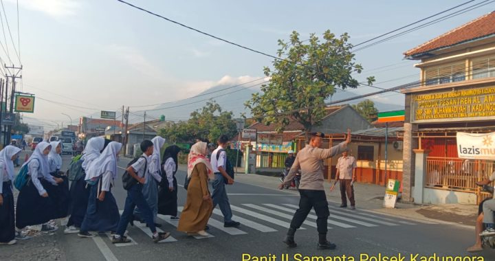 Unit Samapta Polsek Kadungora Polres   Garut Polda Jabar Hadir di tengah masyarakat Berikan Pelayanan Pengaturan Lalu Lintas dan membantu menyeberangkan Anak Sekolah