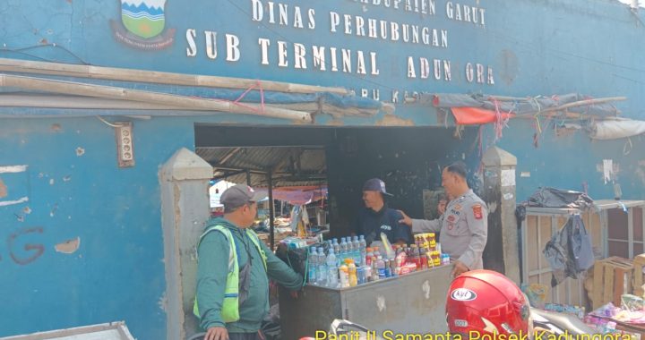 Personil Unit Samapta Polsek Kadungora Polres Garut Hadir di tengah -tengah Masyarakat memberikan Rasa Aman dan Nyaman bagi Warga yang sedang melaksanakan Aktivitas.