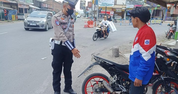 Unit Lantas Polsek Kadungora Polres Garut Penertiban Knalpot tidak sesuai dengan Spesifikasi.