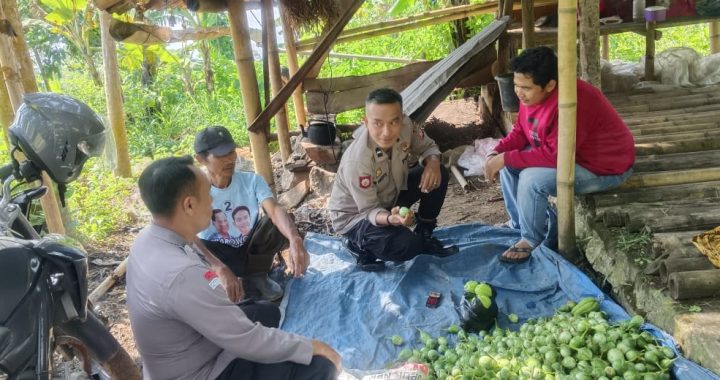 Sambang Warga di Desa Binaan, Bhabinkamtibmas Polsek Tarogong Kaler Perkuat Kemitraan Dengan Masyarakat