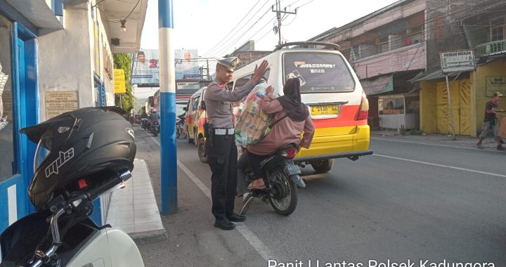 Panit Lantas Polsek Kadungora Polres Garut Melaksanakan Pengaturan Guna menciptakan Kondisi yang Aman dan Lancar.