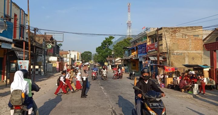 Personil Unit Lantas Polsek Kadungora Polres Garut Polda Jabar Hadir di tengah masyarakat Berikan Pelayanan Pengaturan Lalu Lintas dan membantu menyeberangkan Anak Sekolah