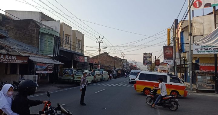 Personil Unit Lantas Polsek Kadungora Pelayanan Prima  Kepada Masyarakat melaksanakan Pengaturan Arus Lalu Lintas Cegah Kemacetan.