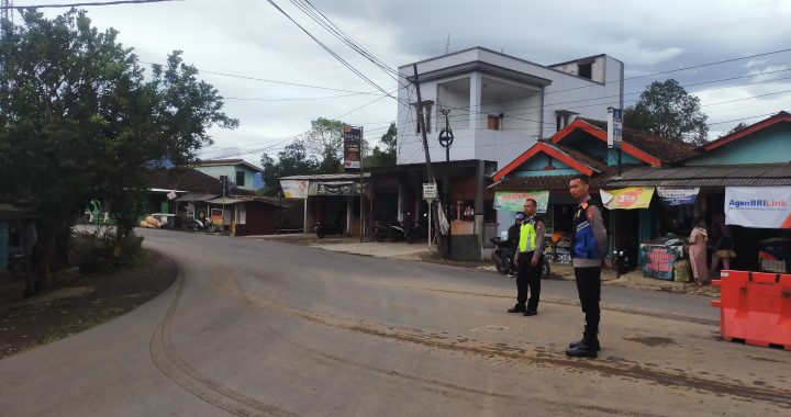 Jelang siang hari, polsek banjarwangi patroli