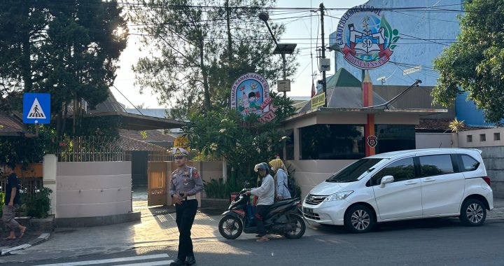 Panit Lantas Polsek Garut Kota Lakukan Monitoring Lalin Di Depan Sekolah Prima Insani