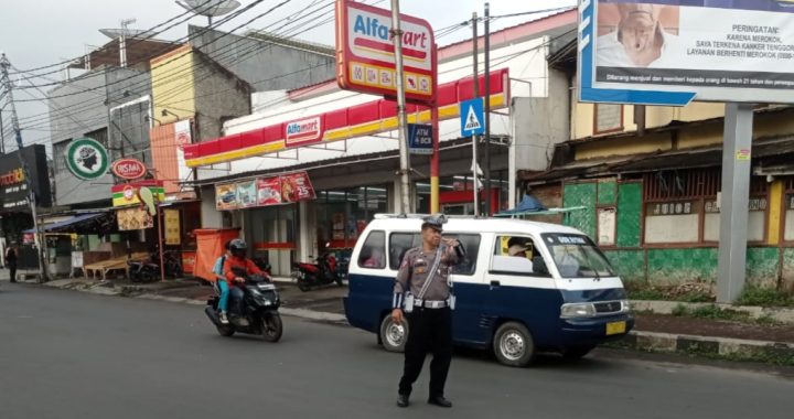 Personil Lantas Polsek Garut Kota Lakukan Pengaturan Lalin