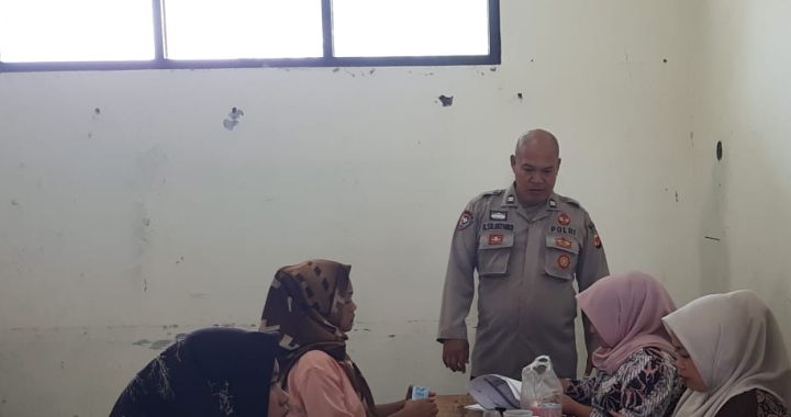 Aiptu Agus Bhabinkamtibmas Polsek Garut Kota Sosialisasikan Oncall Lapor Pak Bhabin Terhadap Warga Sukanegla