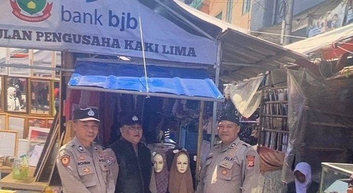 Panit Samapta Polsek Garut Kota Beserta Anggota Sambangi Pedagang kaki lima