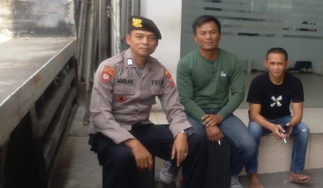 Bripka Mauladi Anggota Samapta Polsek Garut Kota Bahas Situasi Kamtibmas Bersama Warga Kelurahan Regol