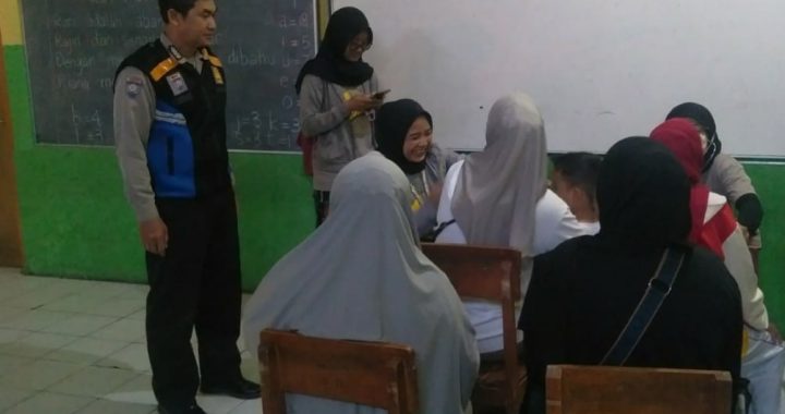 Aipda Handi Bhabinkamtibmas Polsek Garut Kota Lakukan Sosialisasi Oncall Lapor Pak Bhabin Terhadap Ibu-ibu Kader Kelurahan Sukamentri