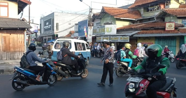 Aiptu Ajang Anggota Lantas Polsek Garut Kota Urai Kepadatan Kendaraan Di Pertigaan Jalan Ciledug – Papandayan