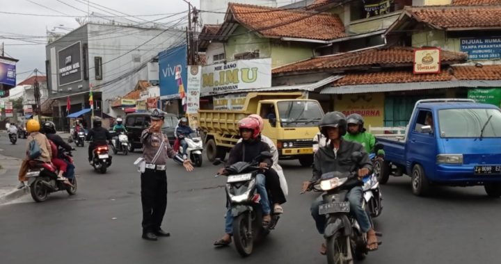 Aiptu Ajang Anggota Polsek Garut Kota Lakukan Gatur Lalin Padat Pagi