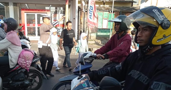 Aiptu Ajang Anggota Lantas Polsek Garut Kota Lakukan Pelayanan Penyebrangan