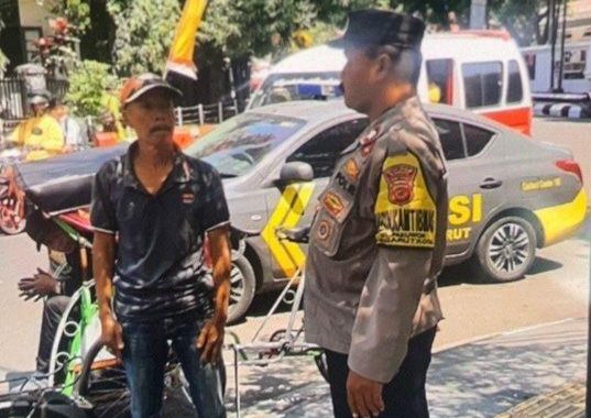 Aiptu Suyatman Bhabinkamtibmas Polsek Garut Kota Sosialisasikan Oncall Lapor Pak Bhabin Terhadap Abang Penarik Becak