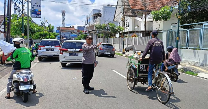 Anggota Polsek Garut Kota Lakukan Gatur Lalin Padat Siang Di Jalan Bank