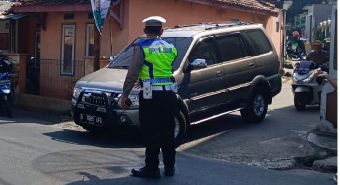 Personil polsek samarang gatur lalin di pertigaan haji osid