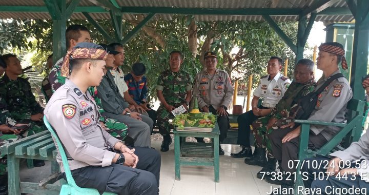 Bawa Kue Dan Tumpeung, Kapolsek Pameungpeuk Dan Forkopimcam Datangi Koramil Pameungpeuk Dalam HUT TNI Ke-79 Tahun 2024