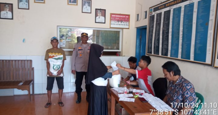 Kapolsek Pameungpeuk Dan Anggota Monitoring Bantuan Penyaluran Beras