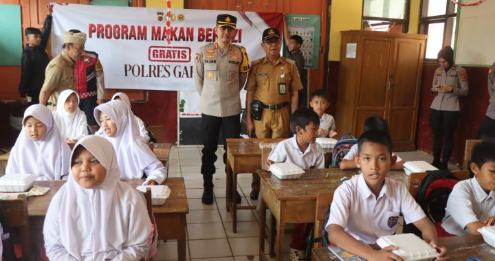 Polres Garut Bagikan Makan Bergizi Gratis Kepada Anak SD