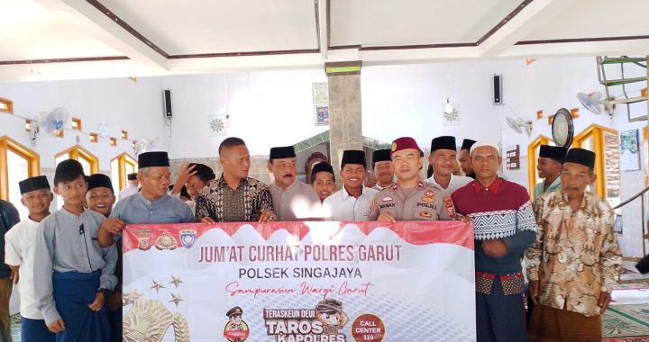 Kapolsek Singajaya melaksanakan giat Jumat Curhat di Mesjid Jami Nurul Huda