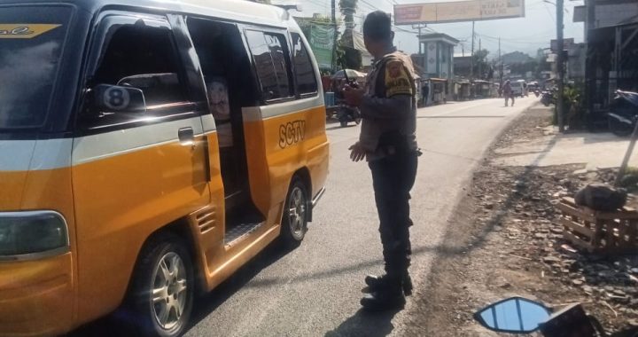 ANTISIPASI KEMACETAN DAN KECELAKAAN, POLSEK BAYONGBONG GIAT GATUR RAWAN SORE