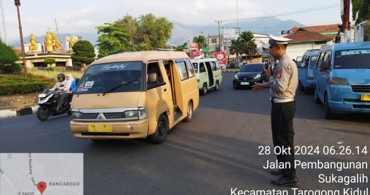 Unit Lantas Polsek Tarogong Kidul Laksanakan Kamseltibcarlantas untuk Atasi Rawan Pagi Arus Lalu Lintas