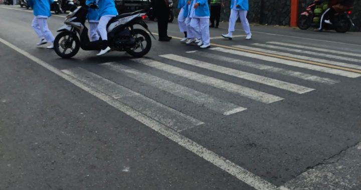 Anggota polsek limbangan melaksanakan gatur rawan pagi di SMK Bhaktikencana Bl Limbangan