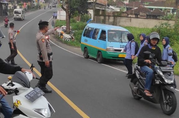 Anggota polsek limbangan melaksanakan gatur rawan pagi di SMK KBU Bl Limbangan