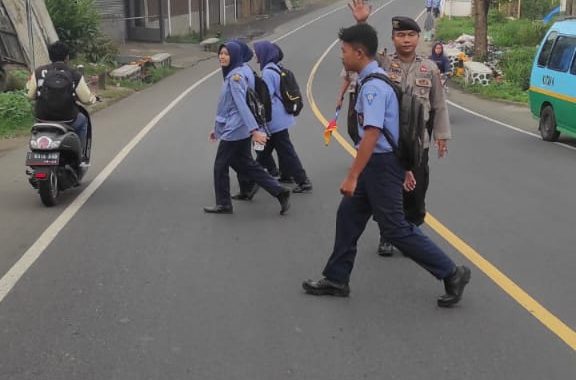 Anggota polsek limbangan melaksanakan gatur rawan pagi di SMK KBU BL Limbangan