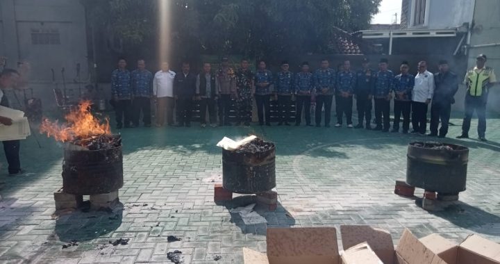 Anggota Polsek Tarogong Kidul Hadiri Pemusnahan Dokumen Blangko Nikah Barang Milik Negara Kemenag Kab. Garut