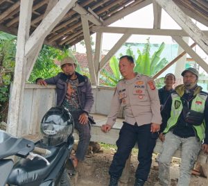 Personil Unit Samapta Polsek Kadungora Polres Garut Melaksanakan Patroli Dialogis Ciptakan Kamtibmas yang Aman dan Kondusif